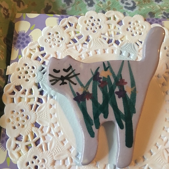 Ceramic handmade lilac CAT pin with floral accent - Picture 2 of 7